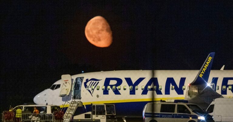 Ryanair confirms Christmas Eve Flights turned into Santa watch missions at 30,000 Feet